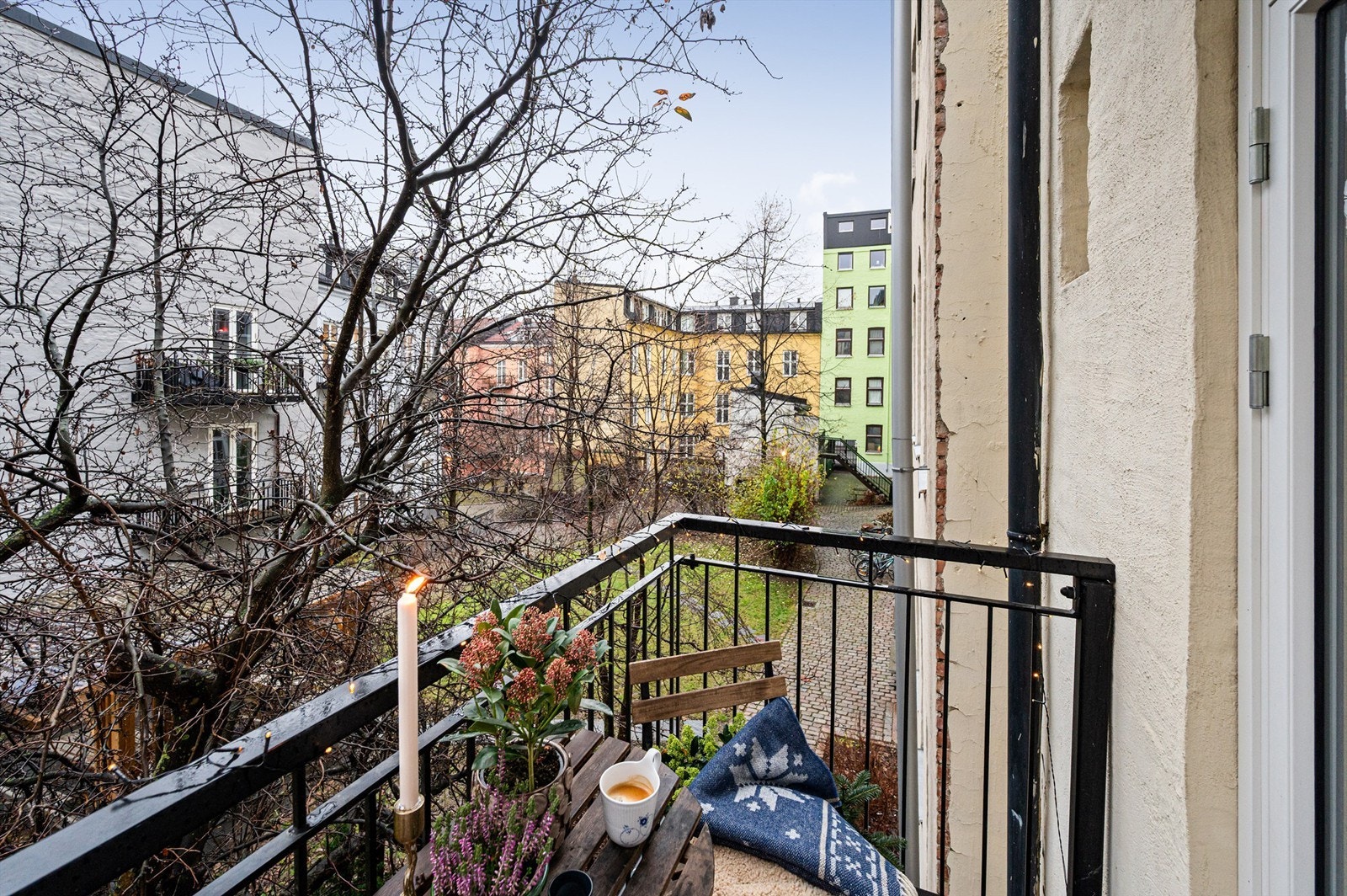 Balkongen vender mot en rolig, usjenert bakgård. Galleribilde