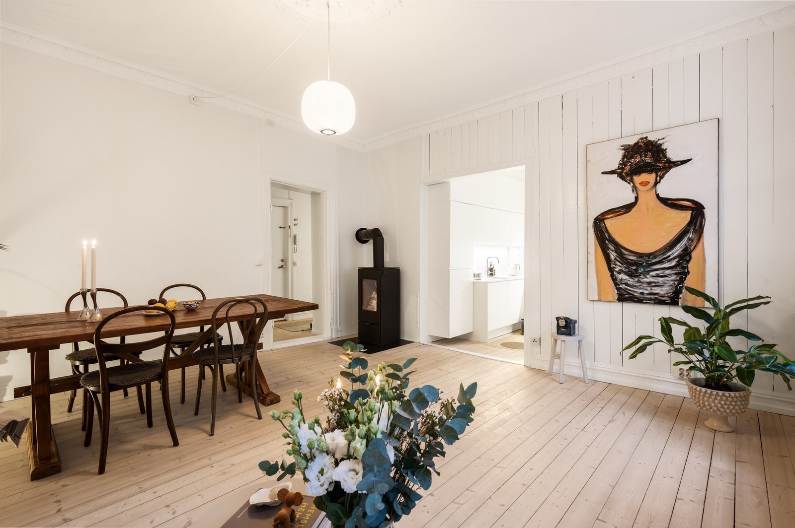 En klassisk og sjarmerende 2-roms andelsleilighet med en svært sentral beliggenhet på Fredensborg. Galleribilde