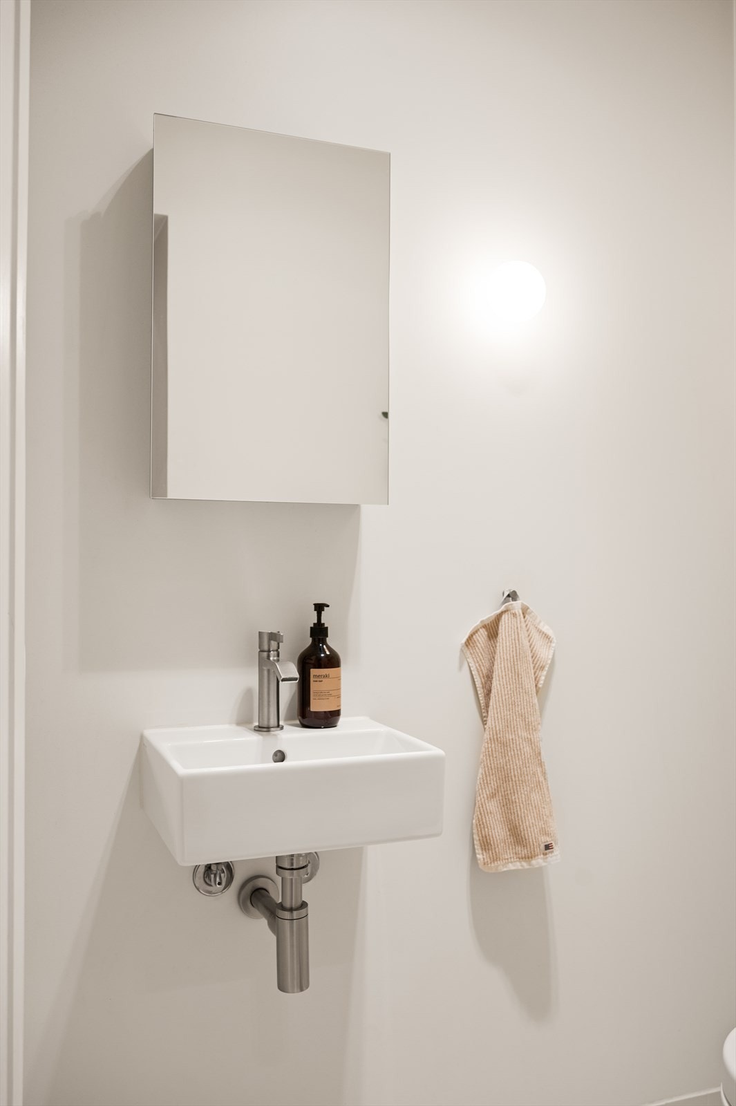 Rommet er innredet med vegghengt klosett, servant og speilskap. Galleribilde