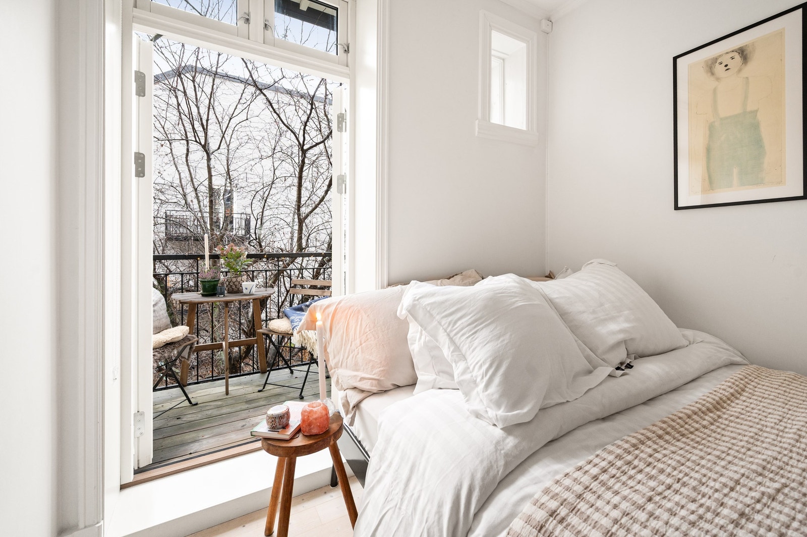 Fra soverommet kommer du ut til leilighetens østvendte balkong på ca. 2 kvm. Galleribilde