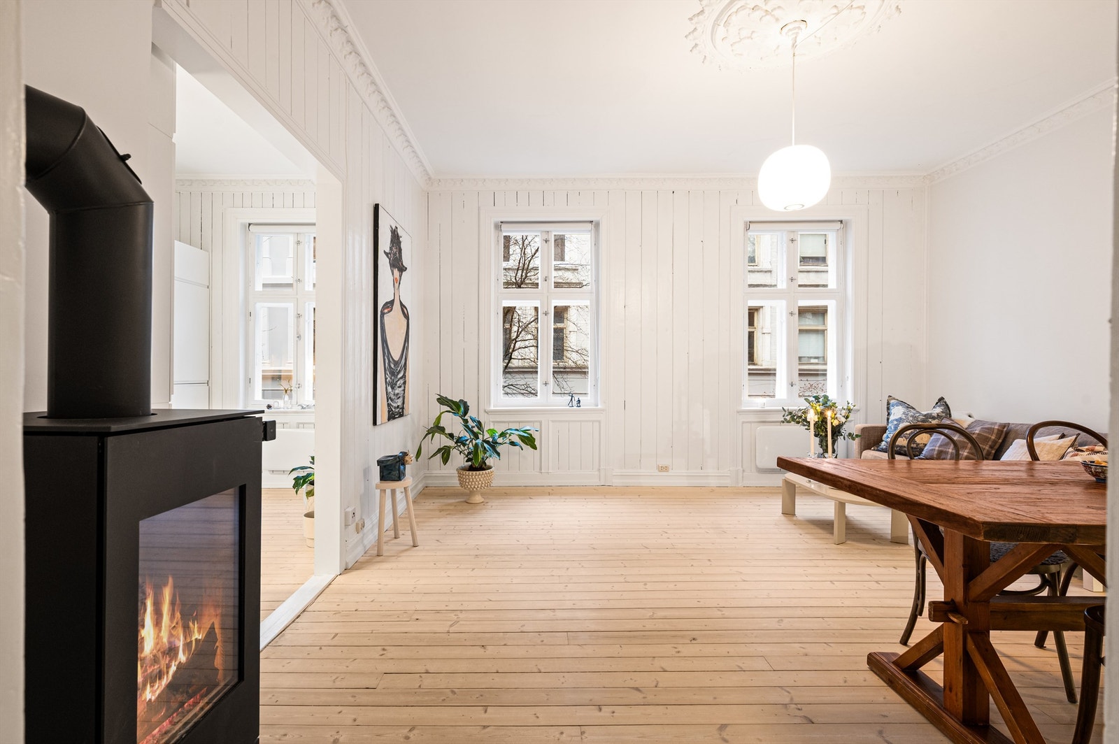 Peisovnen i stuen sørger for behagelig temperatur året rundt og en hyggelig atmosfære på kalde vinterkvelder. Galleribilde