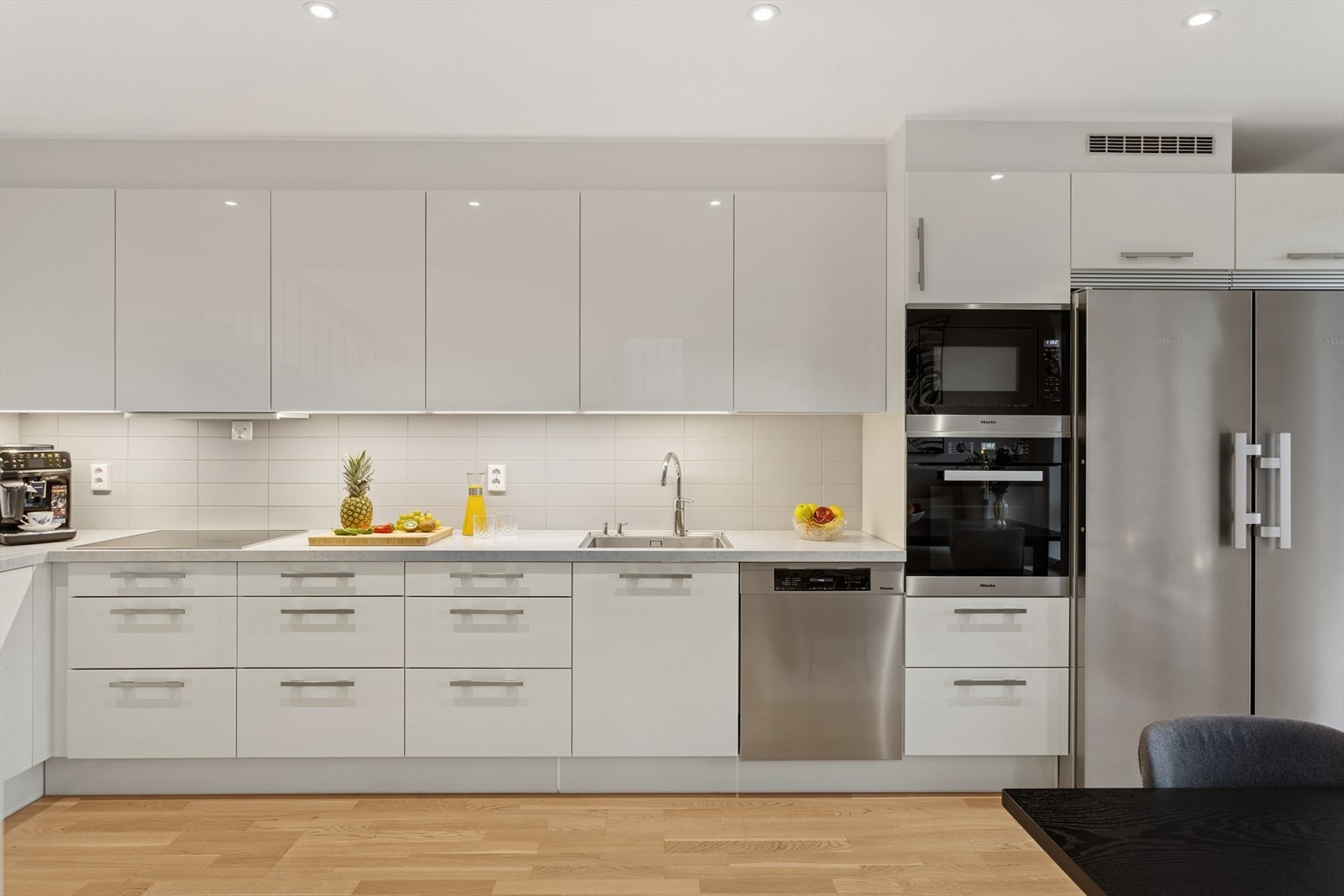 Kjøkkenet har god plass til hele familien og innbyr til gode matopplevelser. Galleribilde