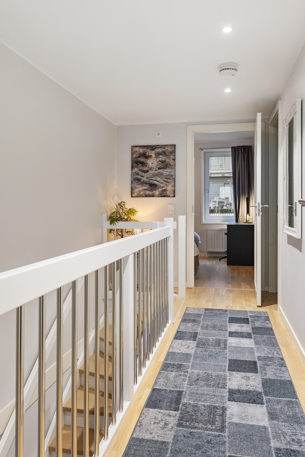 Boligen har utstrakt bruk av downlights. Galleribilde