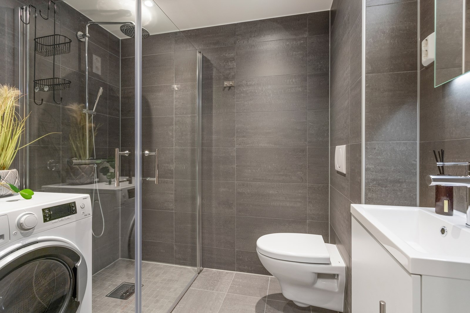 Moderne og lekkert bad i underetasjen. Galleribilde