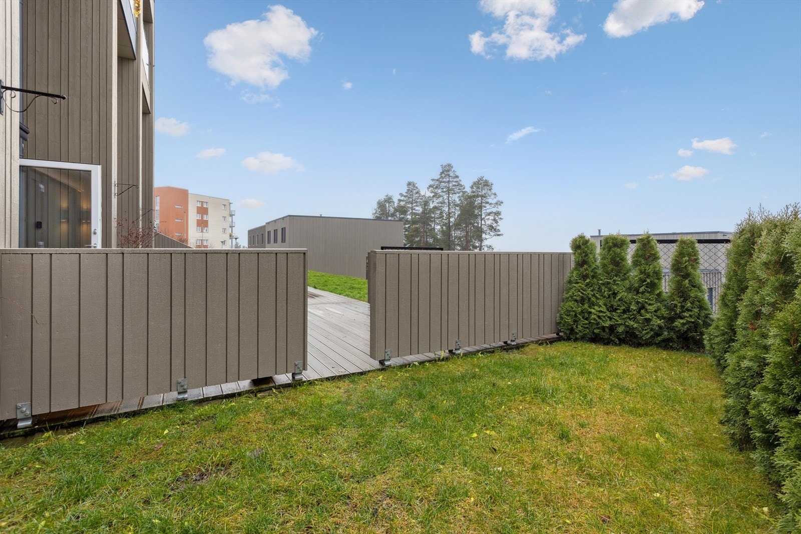 Selger har benyttet gressarealet til siden for terrassen. De har klippet gresset og stelt blomterbed. Det presiseres at arealet er fellesareal og ikke tilhører boligen. Galleribilde