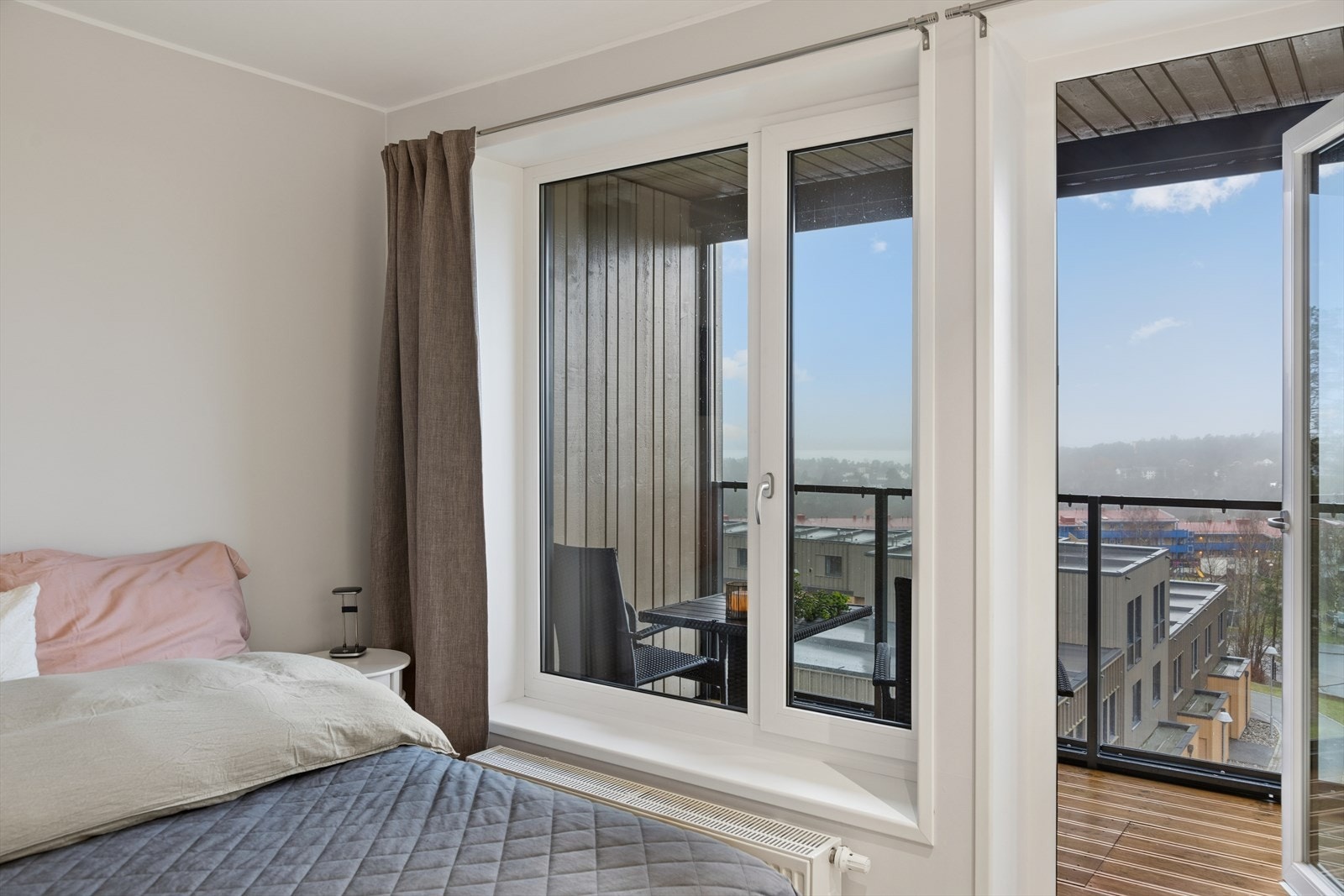 Balkongen har solskjerming som går fra tak til gulv. Galleribilde