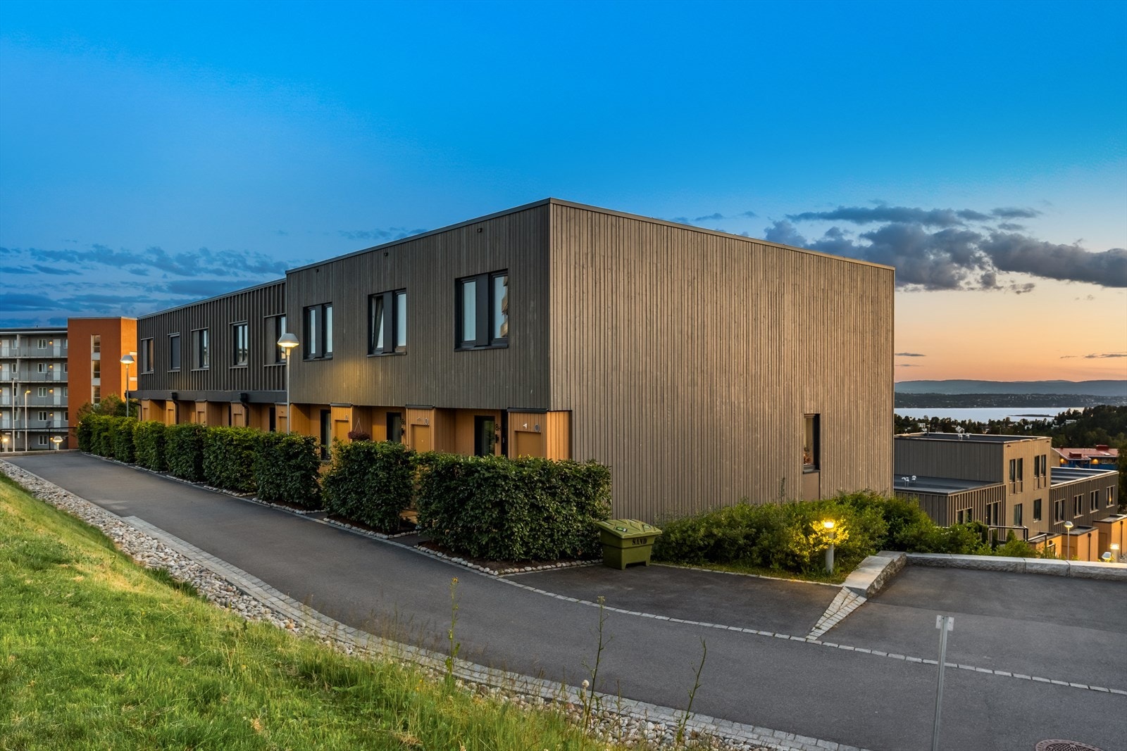 Velkommen til Bispeluelia 8 H. Moderne enderekkehus med meget fin beliggenhet, gode solforhold og flott utsikt. Galleribilde