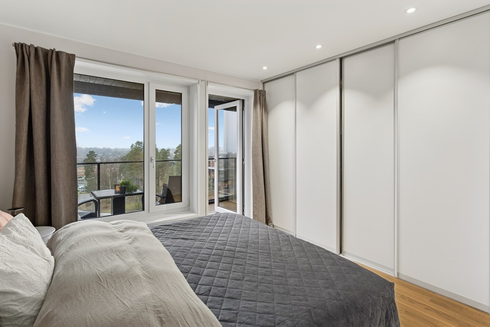 Hovedsoverom med utgang til balkong med fantastisk utsikt. Galleribilde