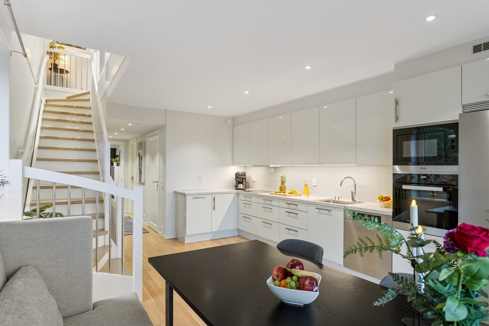 Boligen har en gjennomført helhet, god kvalitet på materialer og utstyr, samt minimal bruksslitasje. Galleribilde