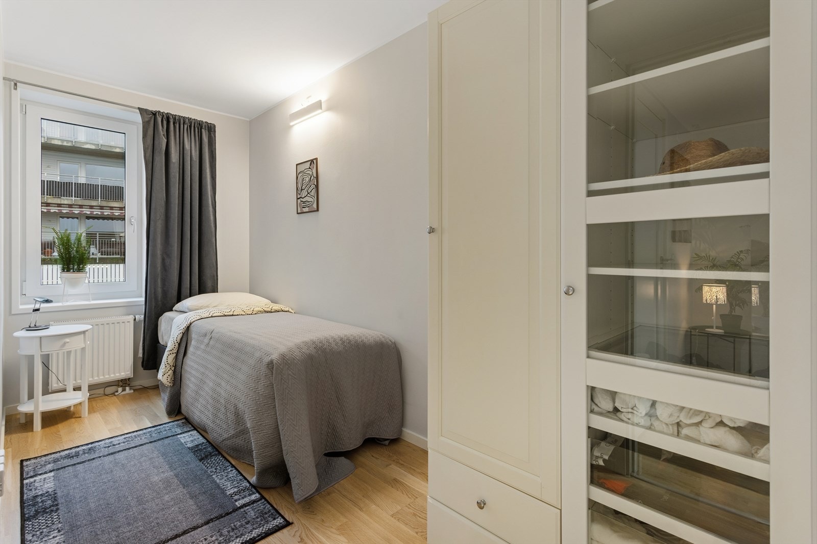 Soverom 3 i andre etasje med medfølgende garderobeskap. Galleribilde