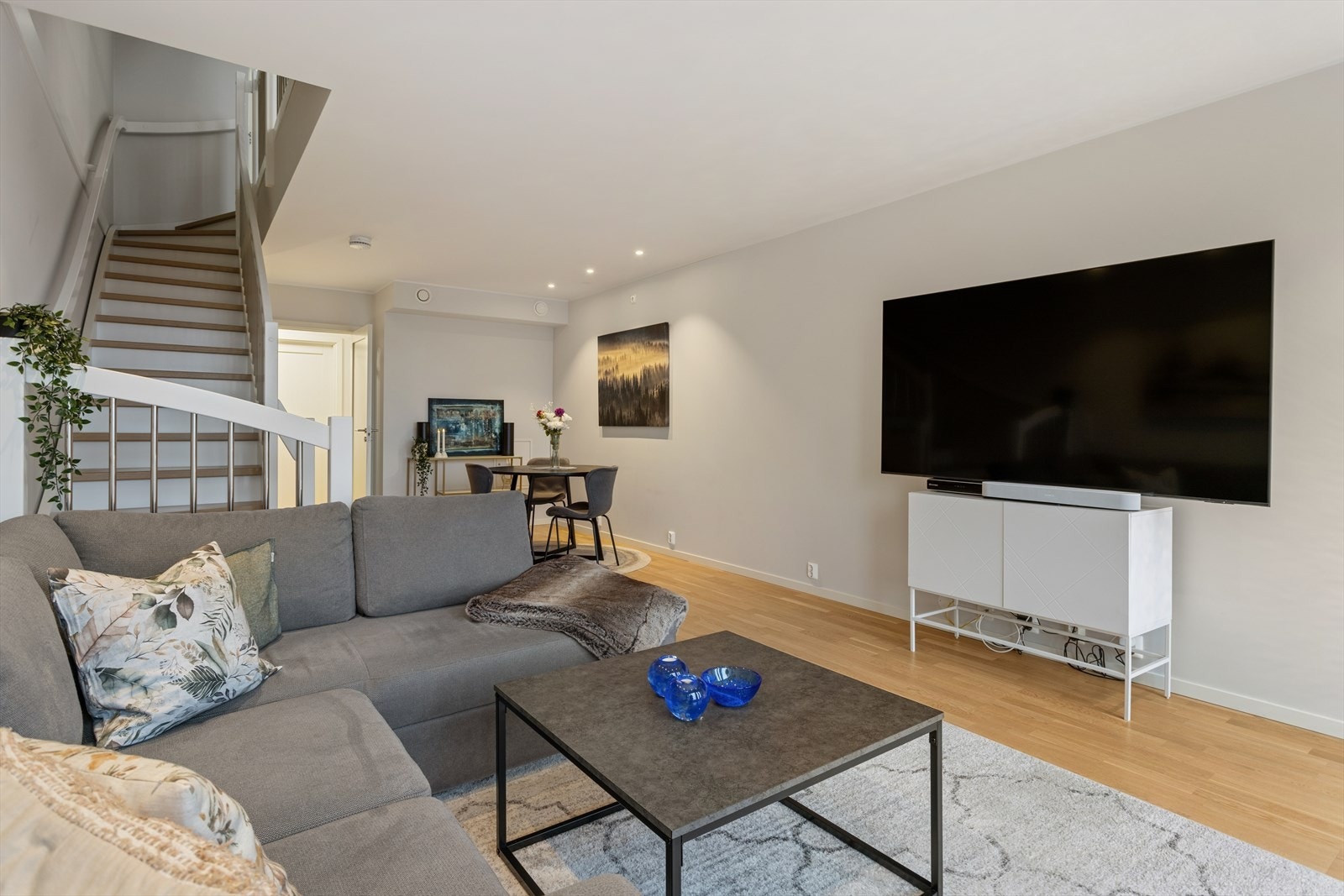 Det er vannbåren gulvvarme i underetasjen, balansert ventilasjon i boligen og radiatorer tilknyttet fjernvarme. Galleribilde