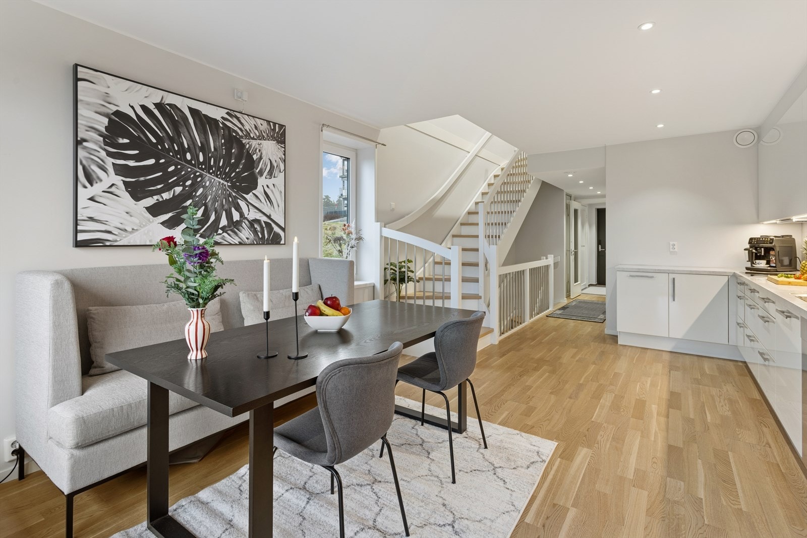 Boligen har en meget god planløsning, fine lysforhold og moderne farger. Galleribilde