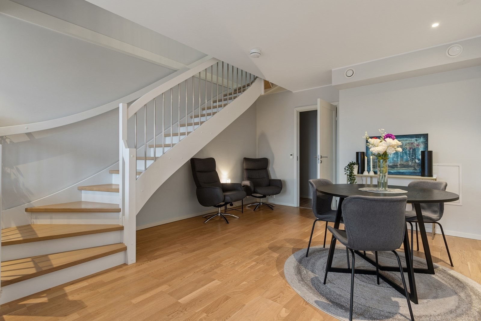 Boligen har en fin helhet med flotte parkettgulv og flislagte gulv i alle rom. Galleribilde