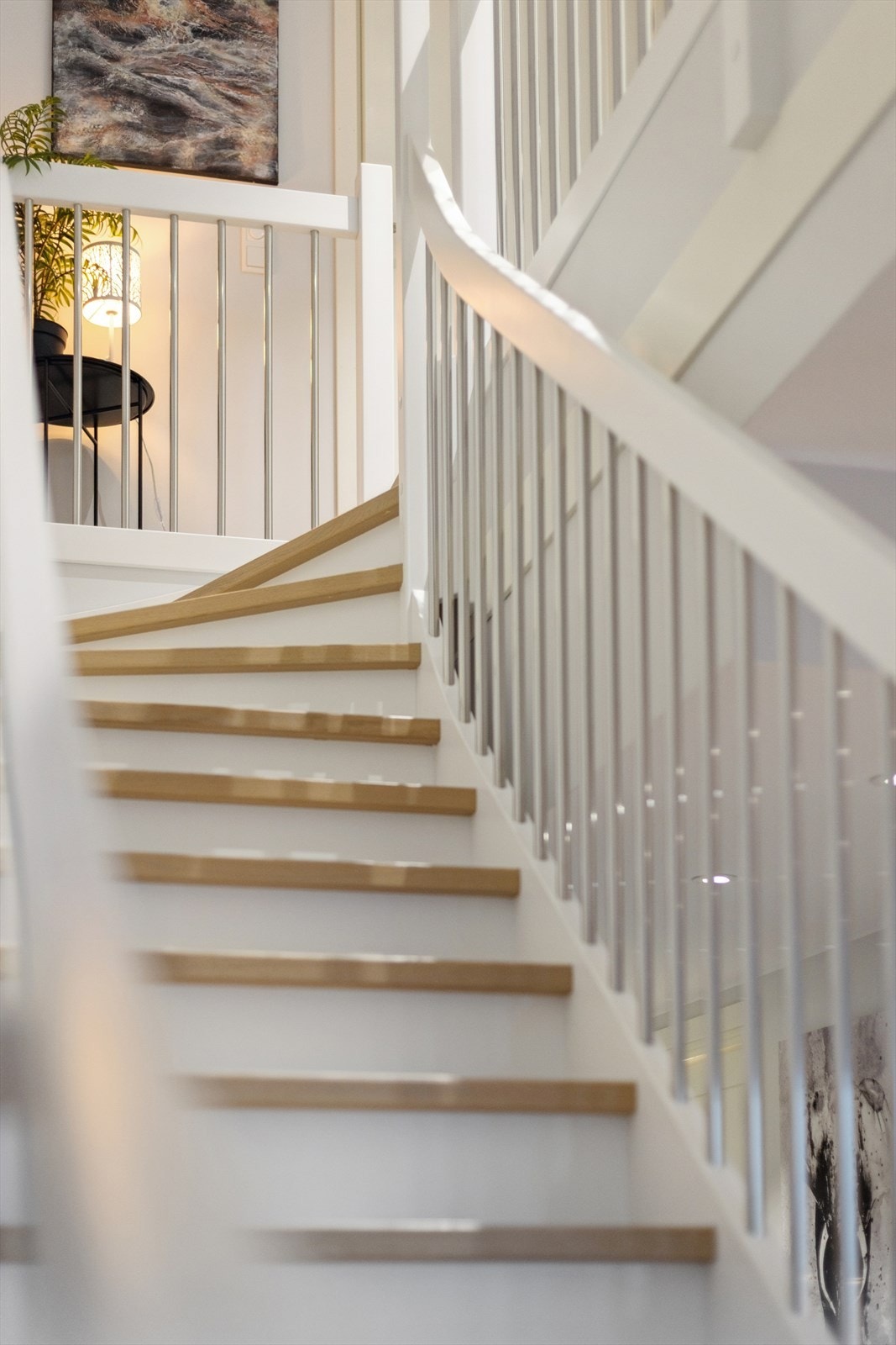 Flott og moderne trapp i eik og stål. Galleribilde