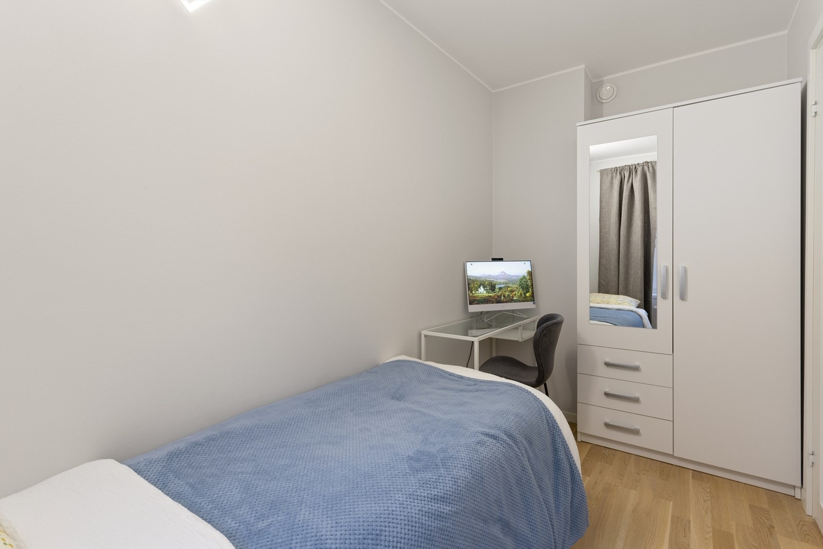 Soverom 1 har medfølgende garderobeskap. Galleribilde