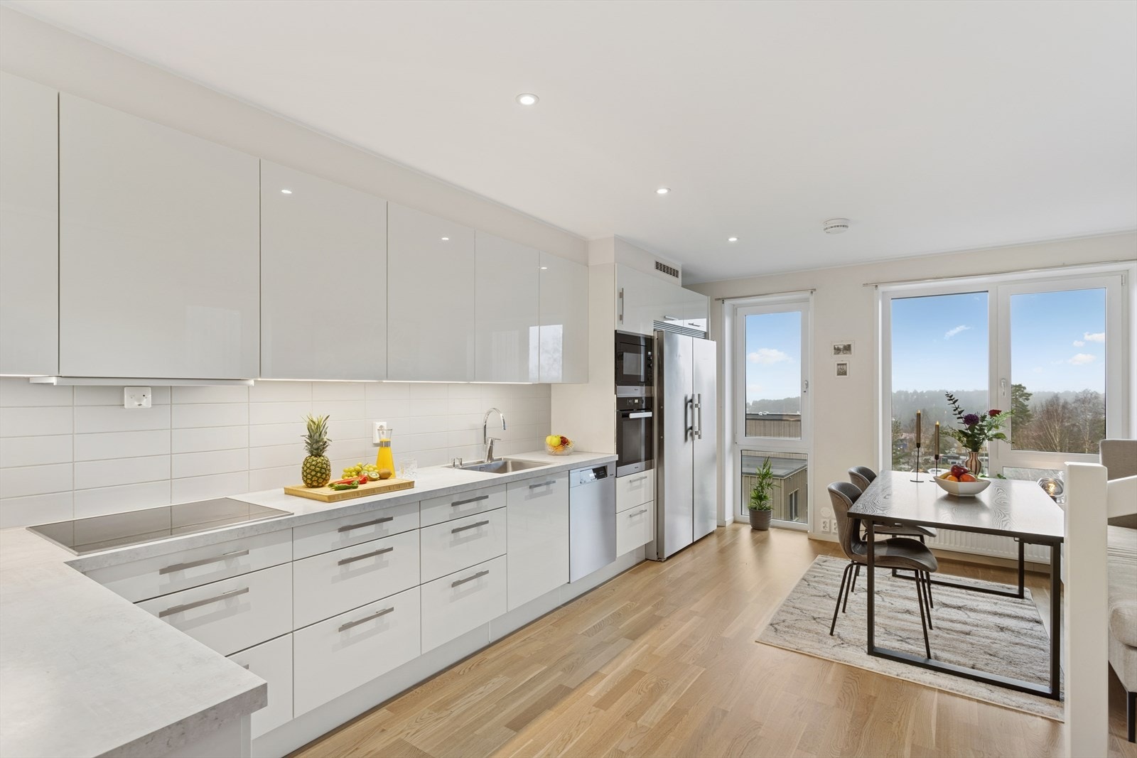 Kjøkkeninnredning fra HTH med integrerte hvitevarer fra Miele. Galleribilde