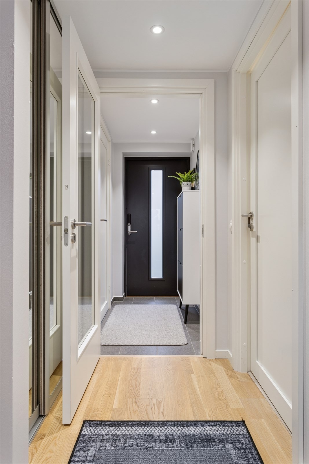 Flislagt entré med vannbåren gulvvarme. Boligen har god lagringsplass i 2 innvendige boder på til sammen ca. 10 kvm. Galleribilde