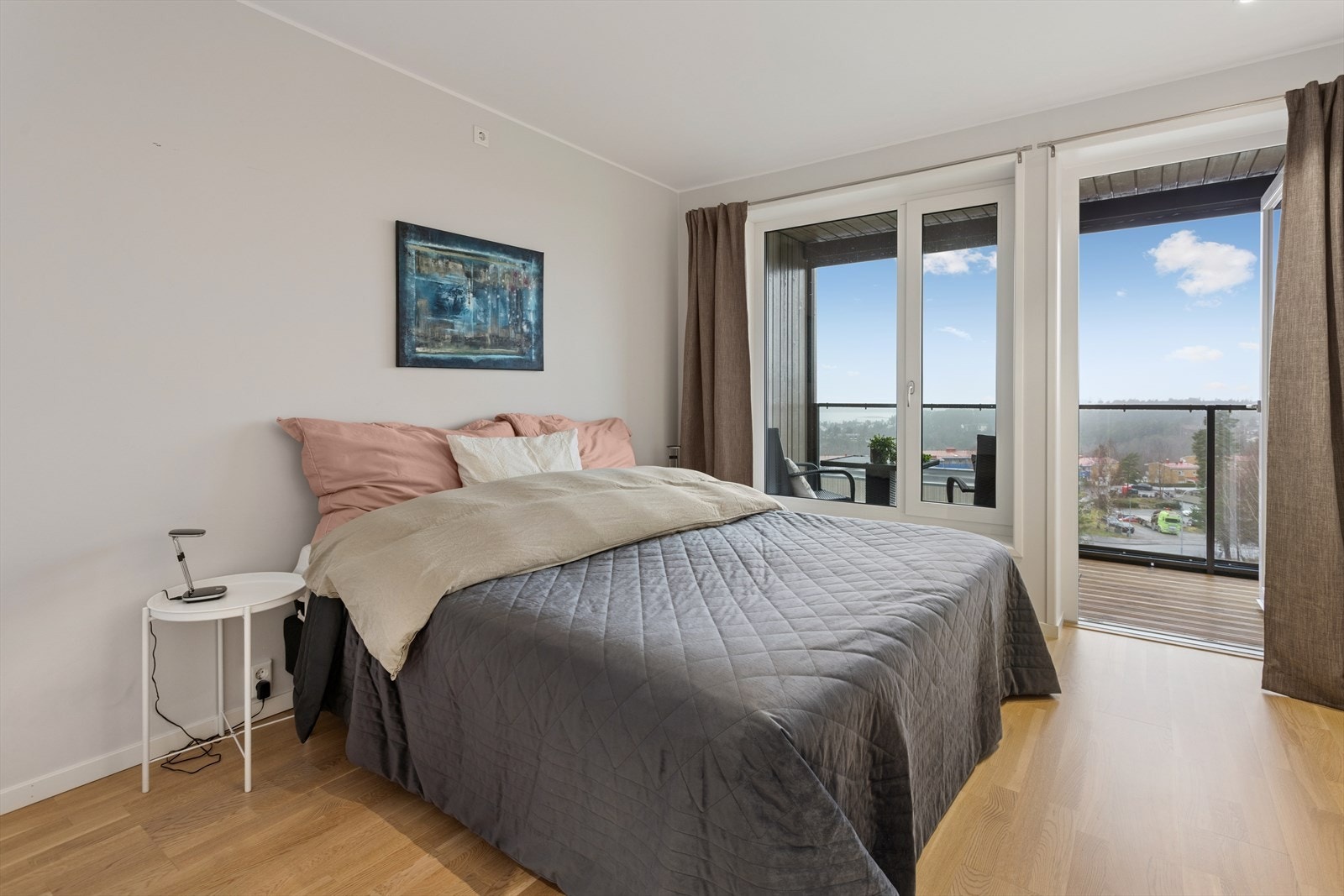 Hva med å ta med seg kaffekoppen ut på balkongen å nyte utsikten mot fjorden? Galleribilde