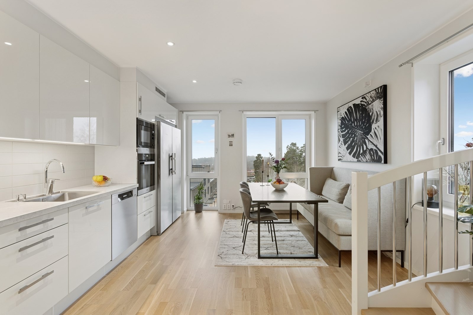 Kjøkkenet har meget gode lysforhold med store vinduer som vender mot fjorden. Galleribilde