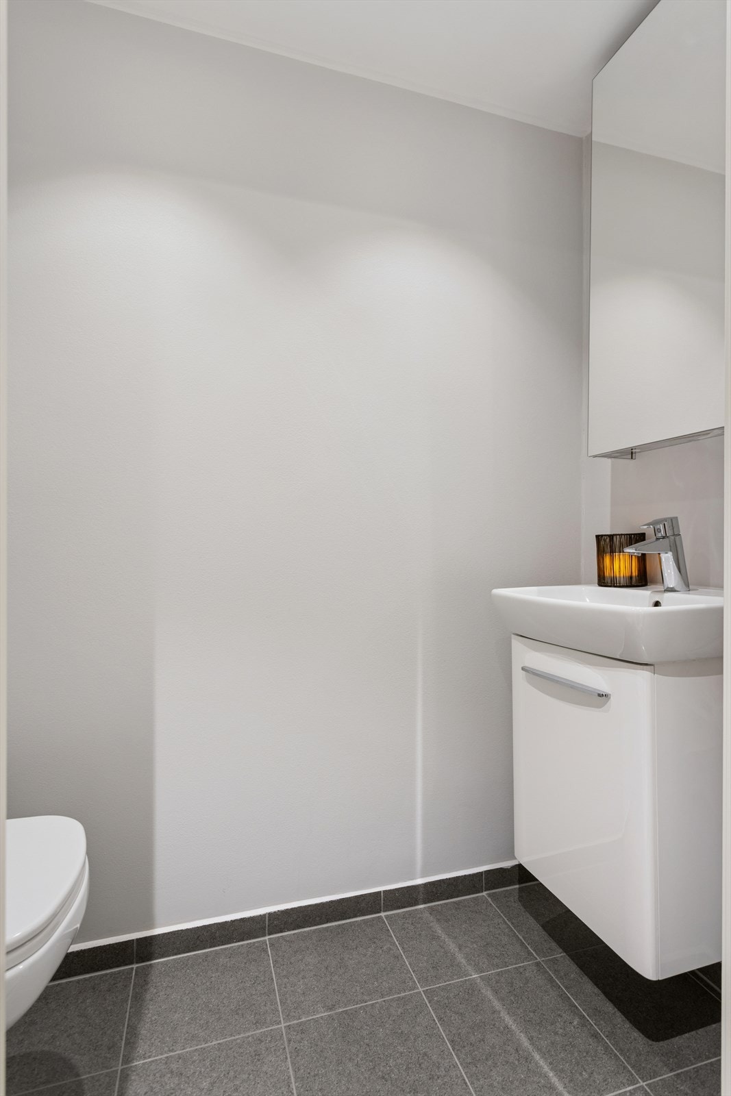 Toalettrom i første etasje. Det er i tillegg 2 bad i boligen med wc. Galleribilde