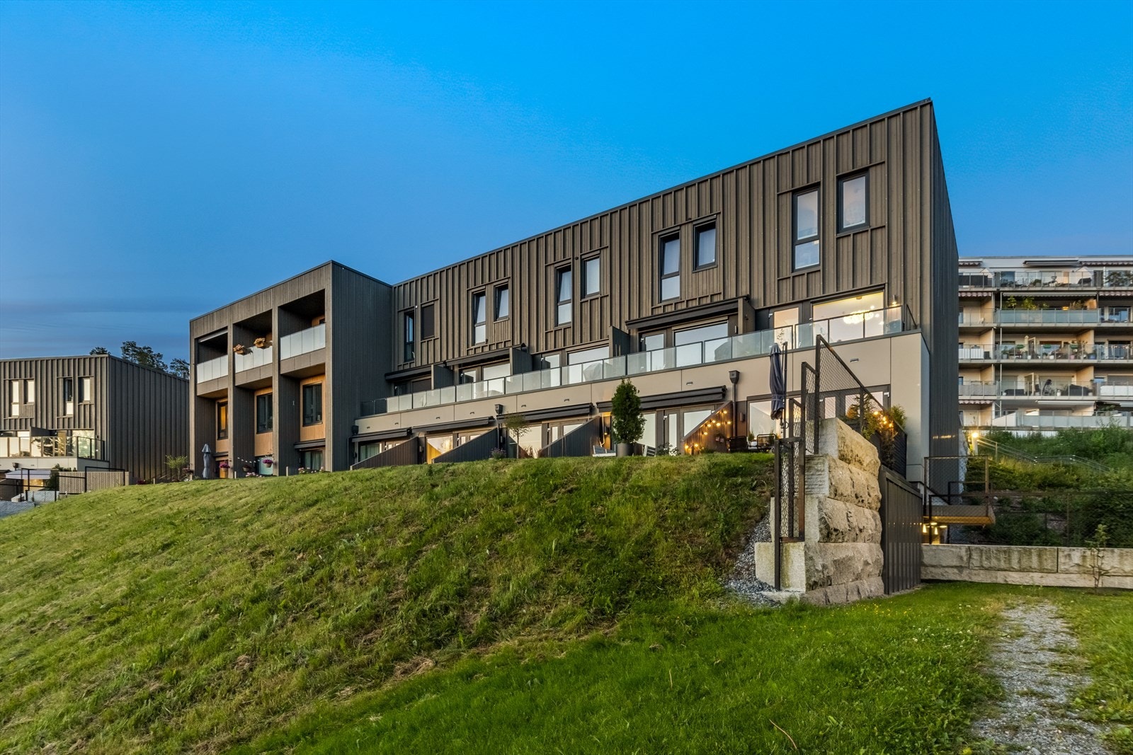 God
intern beliggenhet i vestvendt, skrånende terreng med utsikt og gode solforhold. Galleribilde