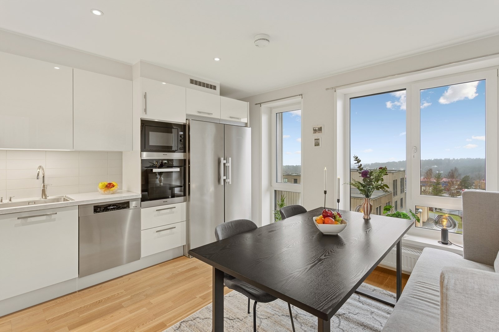 Kjøkkenet har god med skap- og benkeplass. Boligen har balansert ventilasjon med tilkoblet avtrekk over kokesonen. Galleribilde