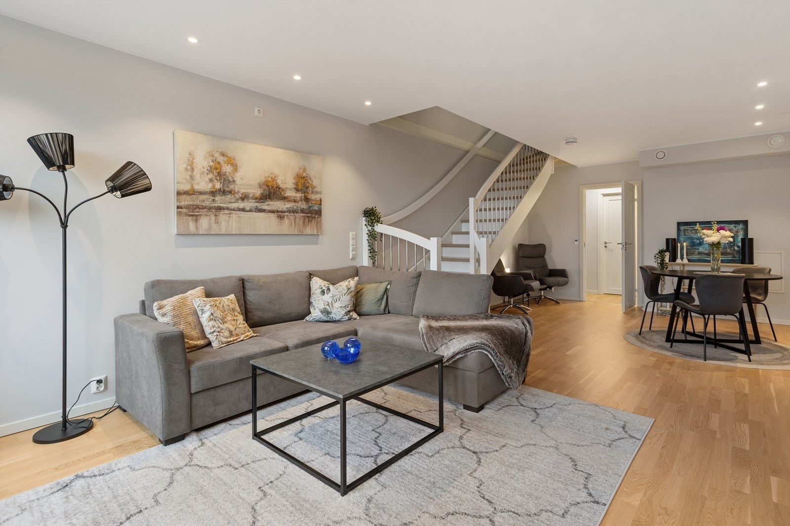 Stuen er av meget god størrelse med plass til stor sofagruppe og spisestue. Galleribilde