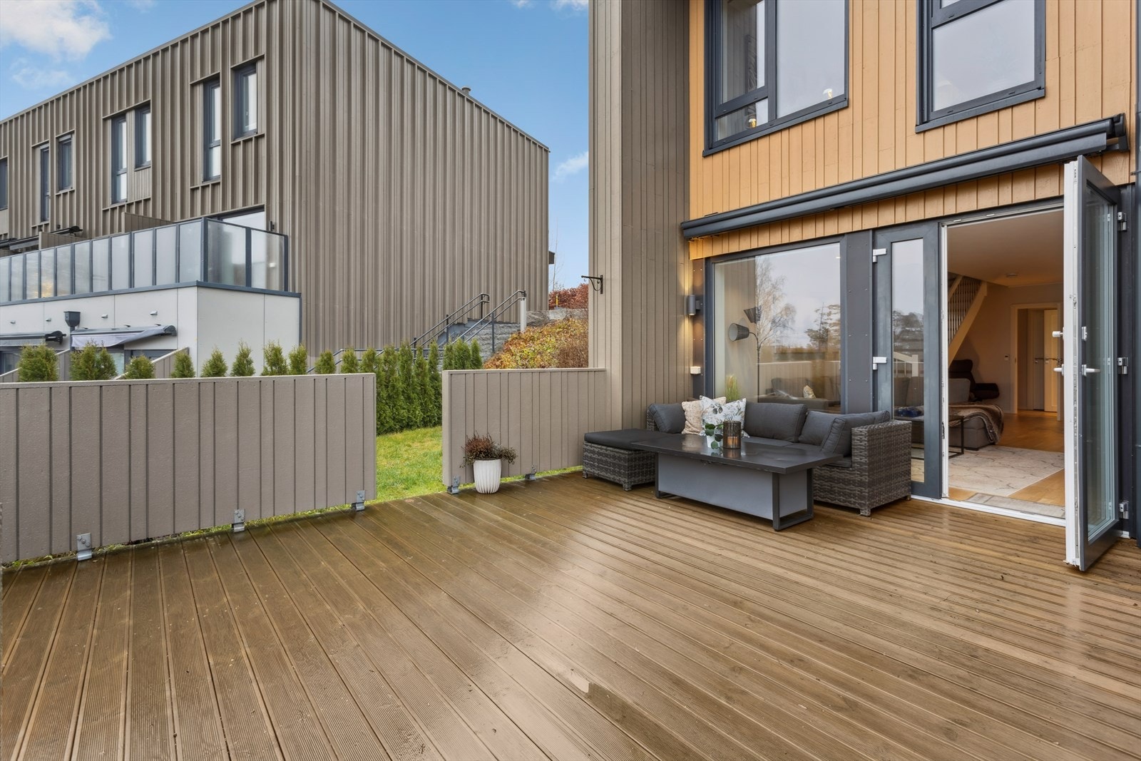 Hyggelig uteplass med motorisert markise. Galleribilde