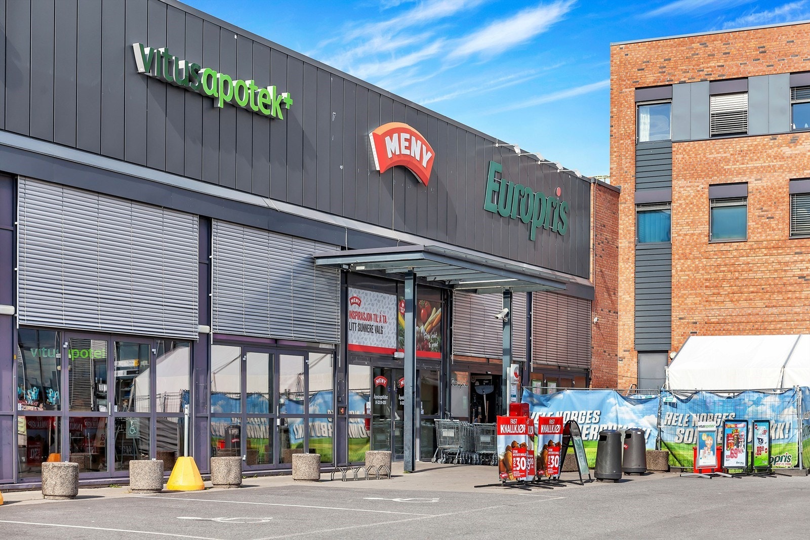 Det er flere butikker (Meny, Kiwi, Rema 1000 m.m.) i nærheten Galleribilde