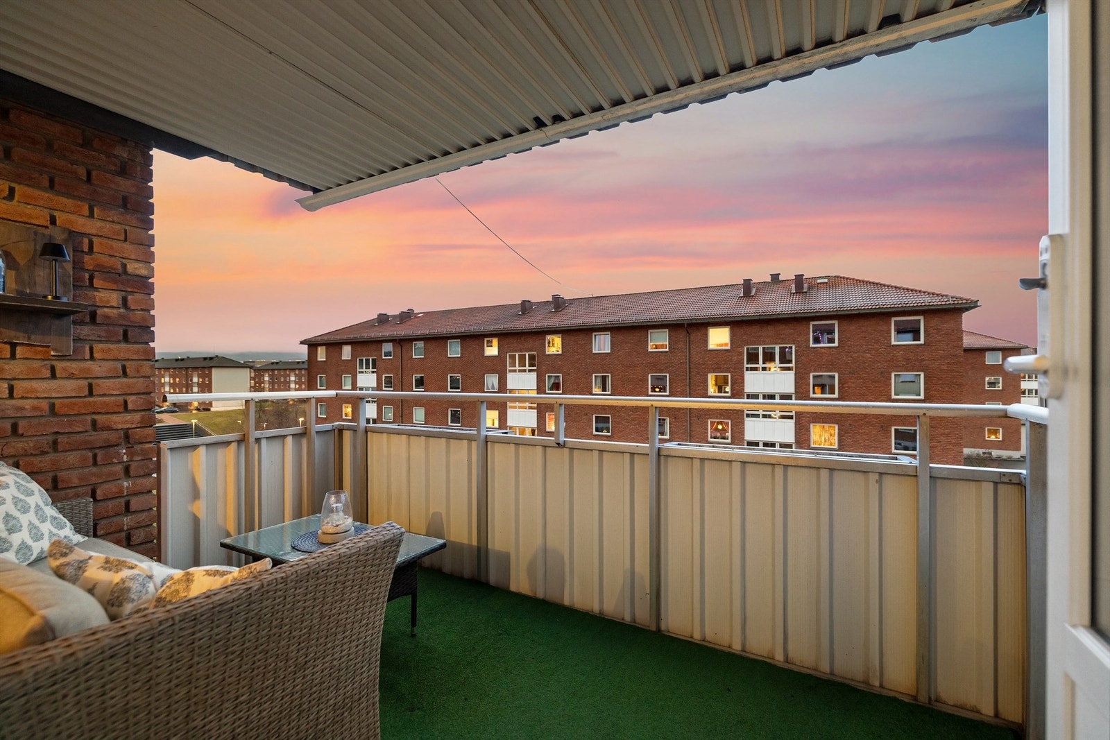 Hyggelig, sydvendt balkong på 7 kvm - Et herlig uterom hvor en kan nyte fine dager, så vel som flotte kvelder! Galleribilde