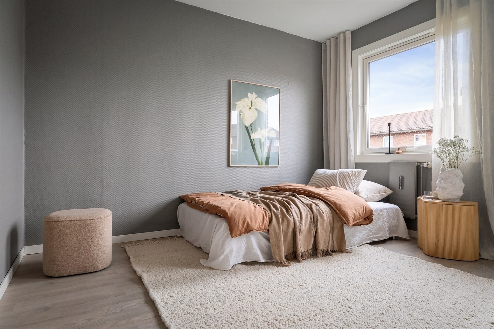 Hovedsoverom av god størrelse med rikelig av plass til både dobbeltseng og tilhørende nattbord Galleribilde