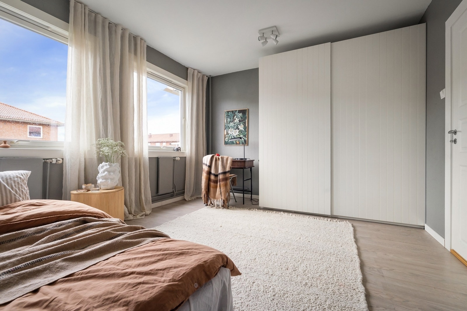 Praktisk skyvedørsgarderobe er montert og gir godt med lagringskapasitet Galleribilde