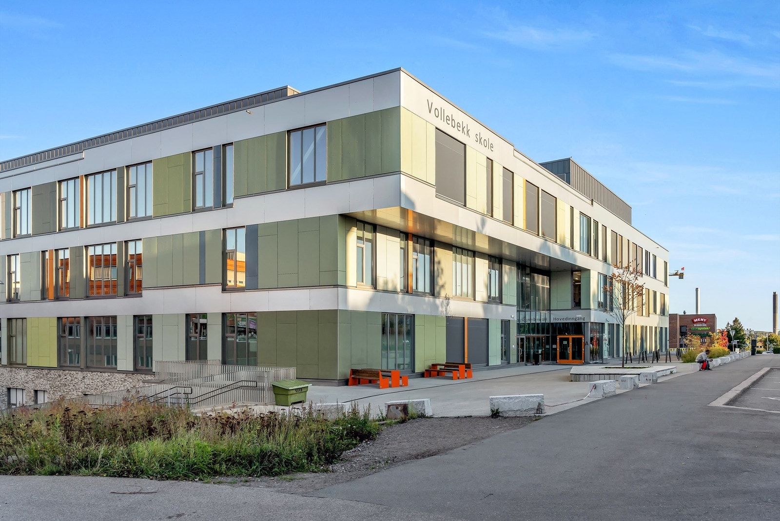 Vollebekk skole (1. - 10.) ligger også få kun minutters gange unna Galleribilde