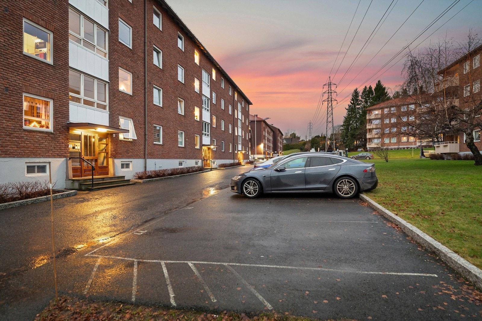 Borettslaget disponerer 200 parkeringsplasser som kan leies av beboere Galleribilde