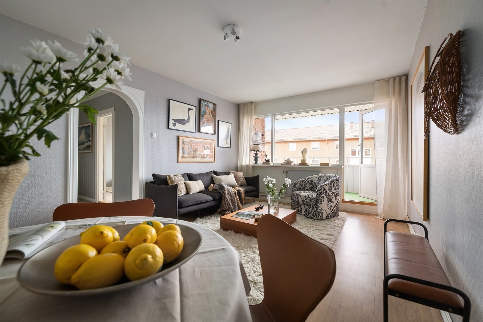 Noe av det første som møter deg er store vindusflater og balkongdør som gir en god atmosfære Galleribilde