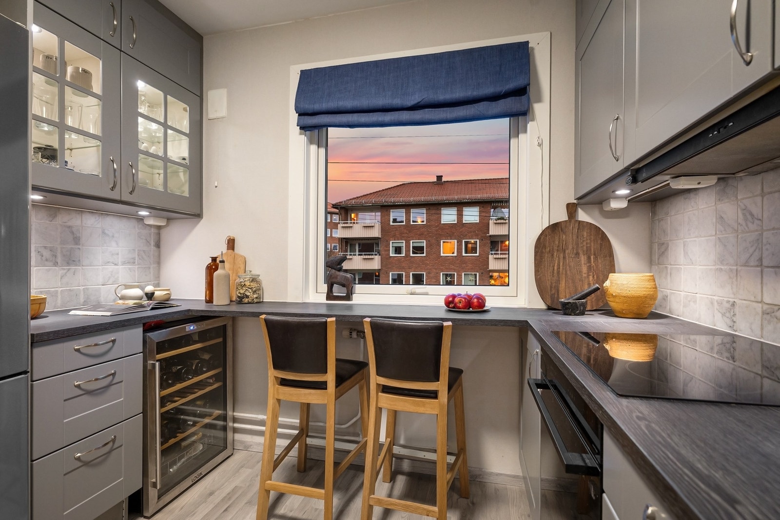 Benkeplaten følger videre under vindu som skaper en flott sitteplass med herlig utsikt - Perfekt for frokosten eller kaffekoppen på morgenkvisten! Galleribilde