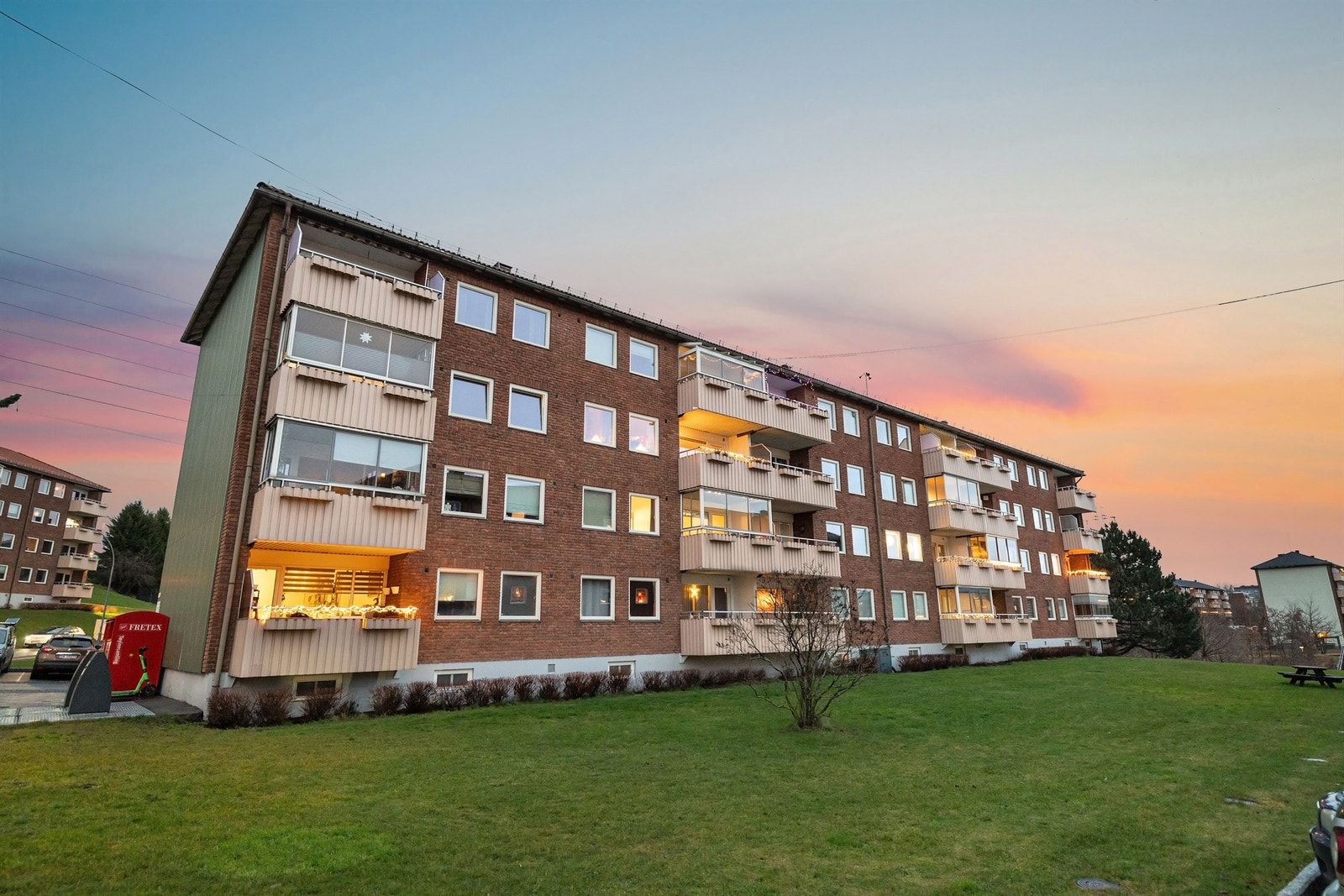 Her bor man i et borettslag med store, frodige fellesområder og kort vei til butikker, marka og offentlig kommunikasjon Galleribilde