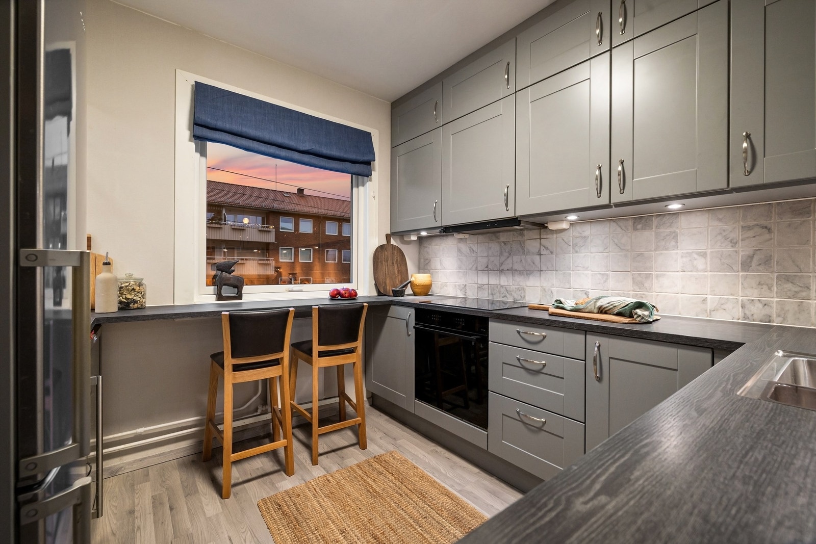 Romslig og praktisk separat kjøkken fra 2016 med svært god skap- og benkeplass Galleribilde