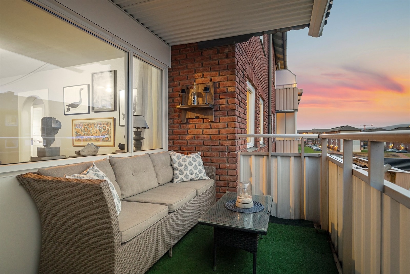 Her er det god plass til utemøblement som både sittegruppe og grill - det er tillatt med el- og/eller gassgrill på balkongene Galleribilde