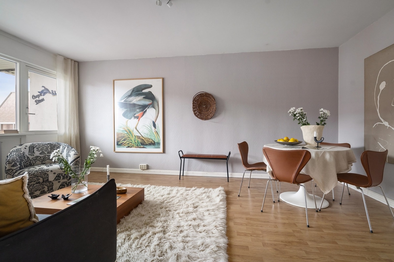 Dette er leiligheten for deg som ønsker kort vei til både byen og skogen, i barnevennlige omgivelser det er lett å finne seg til rette i! Galleribilde