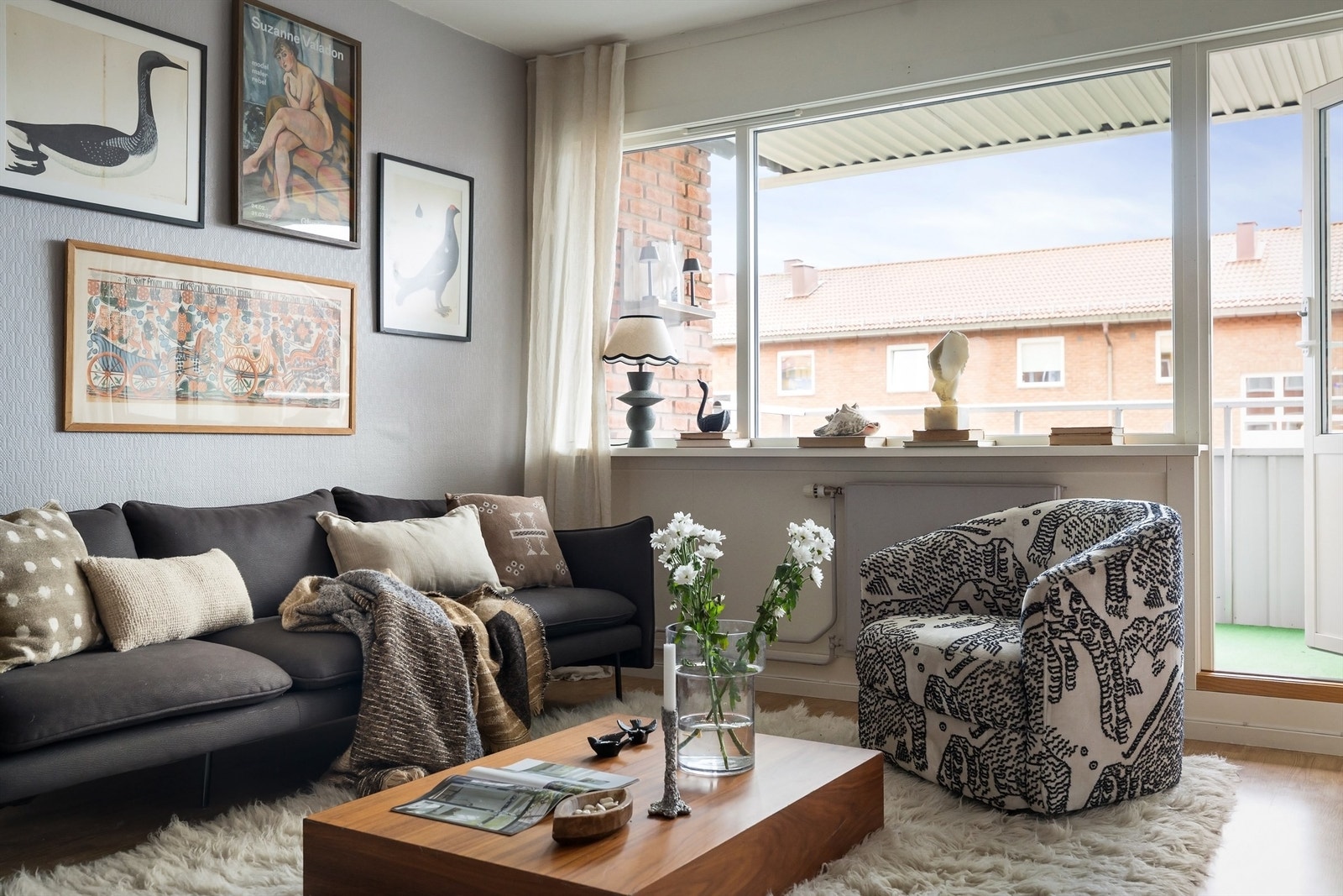 Fra stuen er det direkte utgang til en flott balkong, som skaper en herlig forlengelse av boligen på sommerhalvåret! Galleribilde