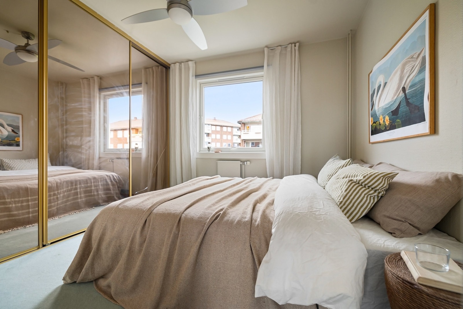 Veggflatene er malt i en lys farge og på gulvet er det behagelig gulvteppe Galleribilde