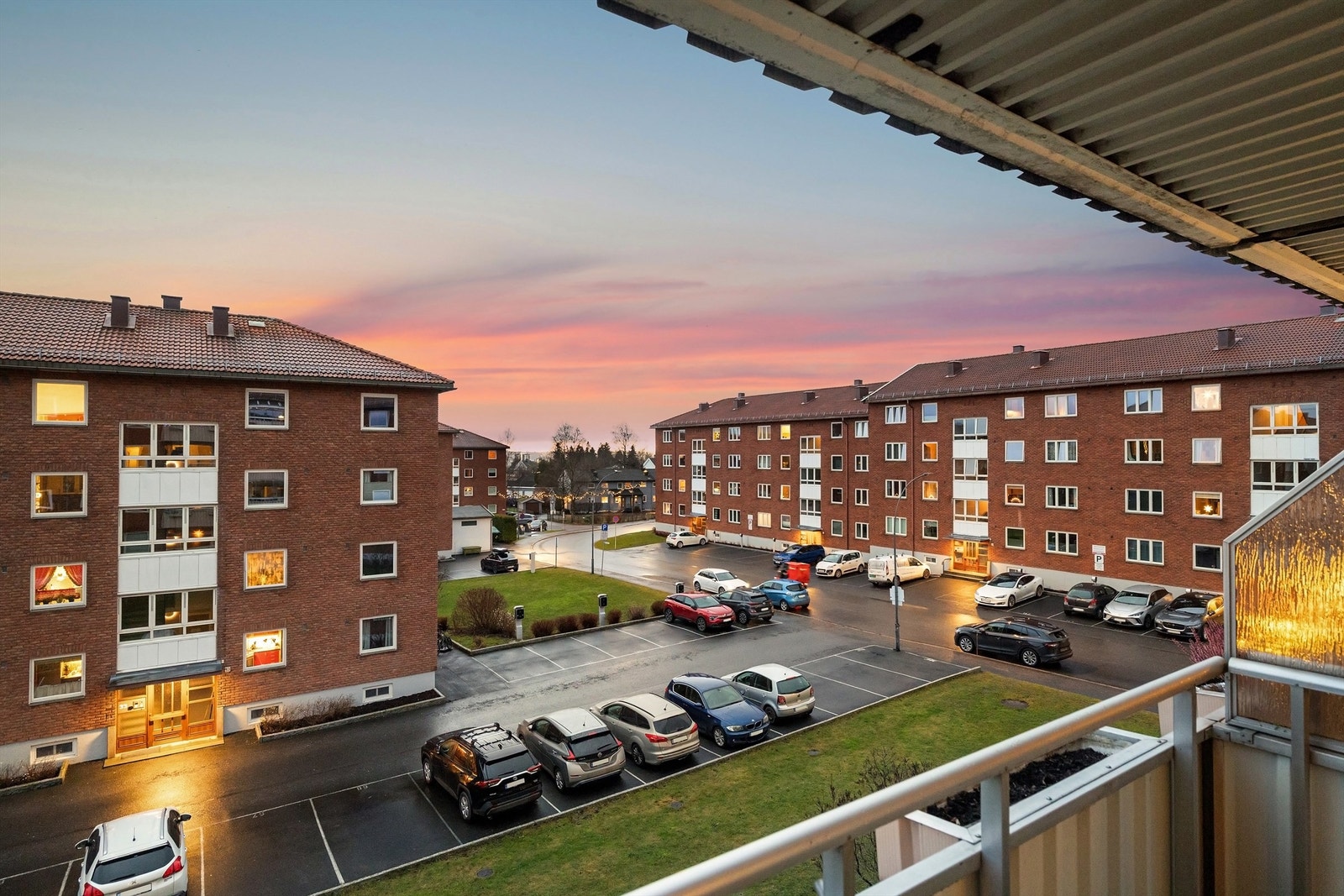 Balkongen byr på gode solforhold, og i følge selger er solen på balkongen hele ettermiddag og utover deler av kveld på sommerstid Galleribilde