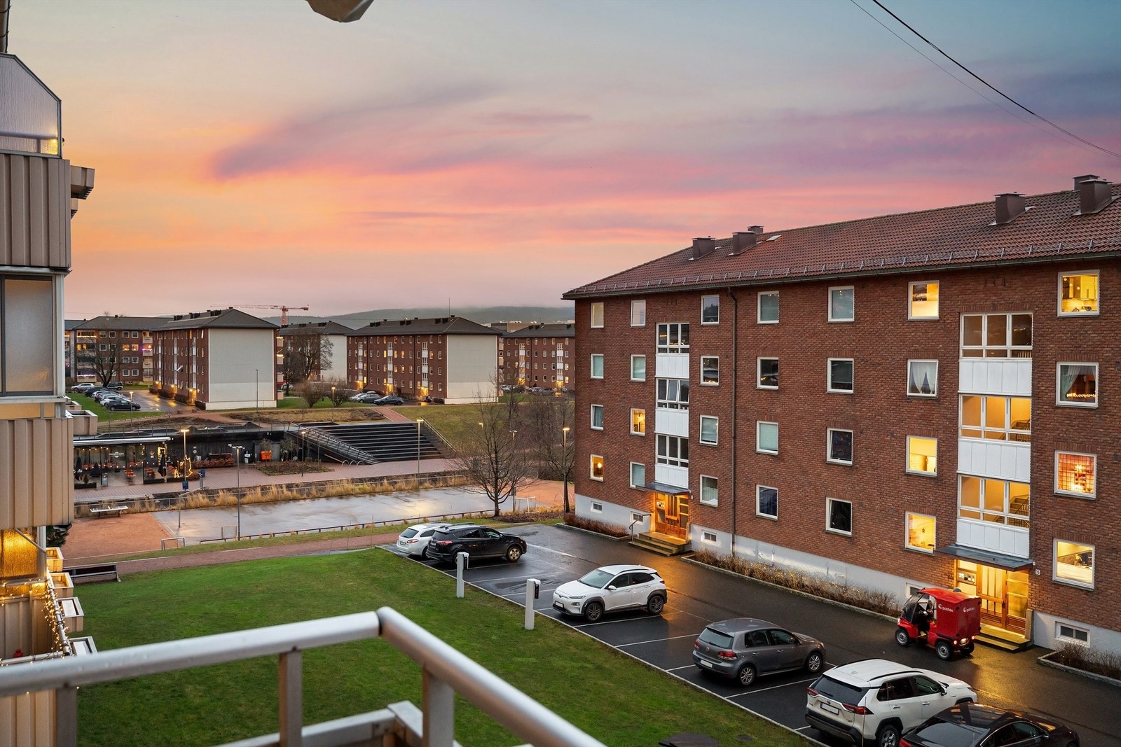 Fra balkongen er det utsikt mot flotte Bjerkedalen park med store og frodige friområder, samt nabolagsrestauranten Paviljongen Bistro! Galleribilde