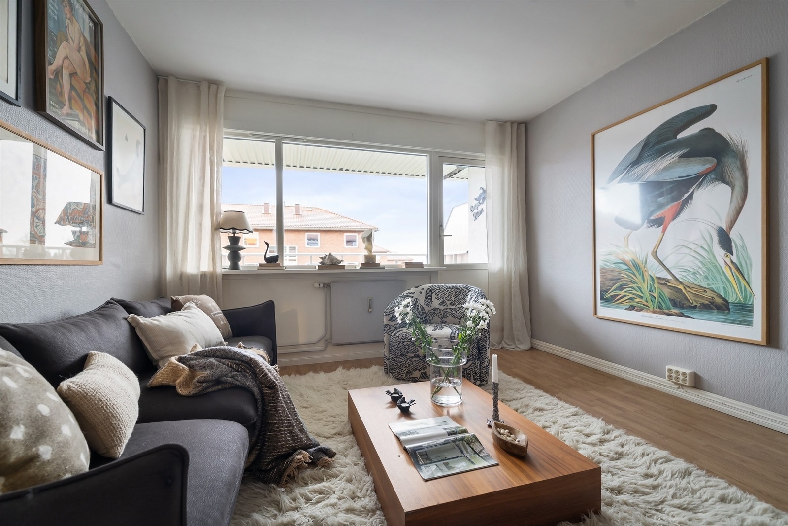 Her er det god plass til en romslig sofa med tilhørende salongbord og tv-seksjon Galleribilde