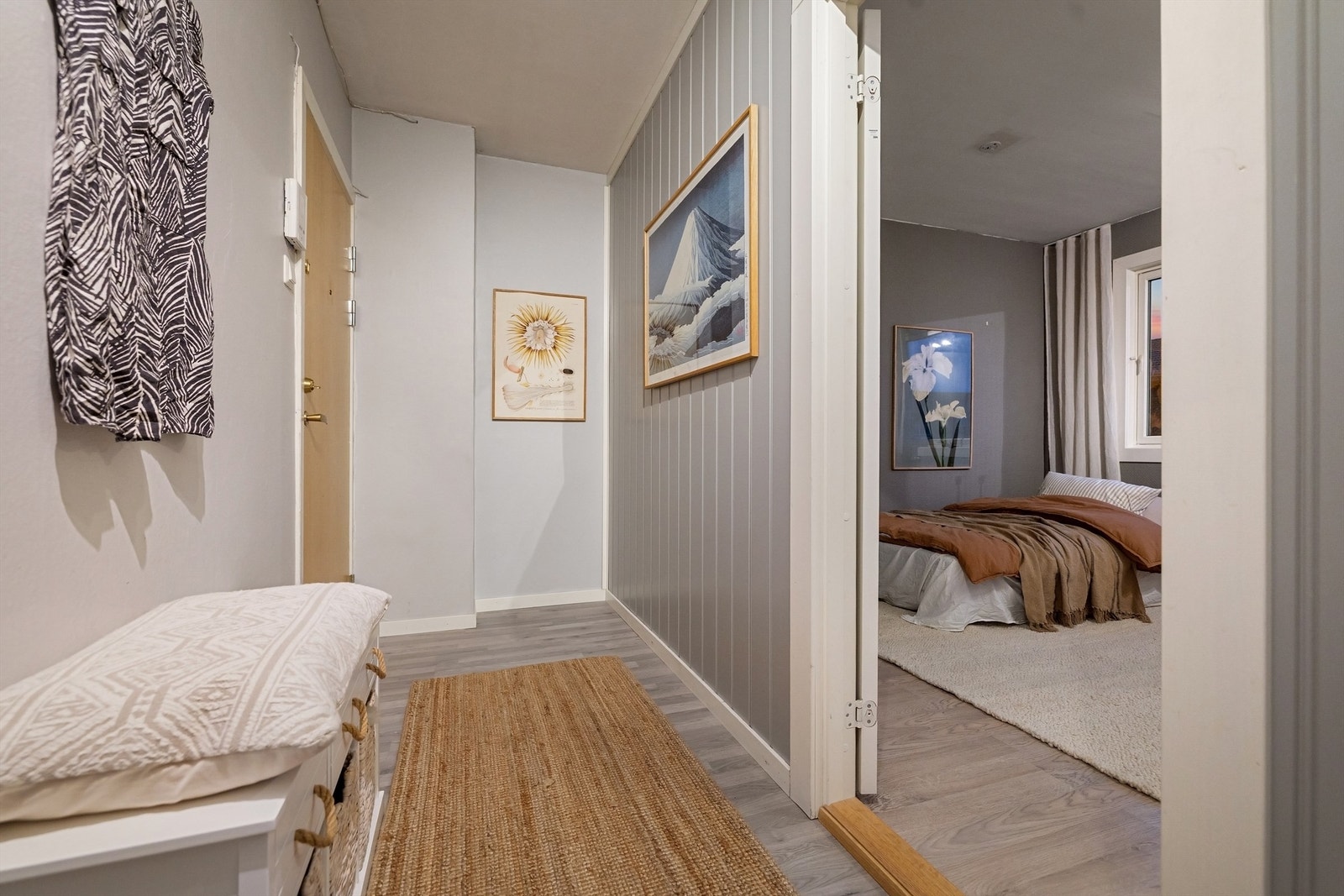 God plass til sko og jakkeavheng både på vegg eller oppbevaringsmøbel etter ønske og behov Galleribilde