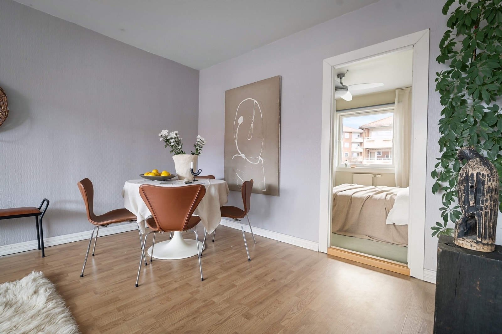 Stuen byr videre på naturlig plass til spisestue Galleribilde