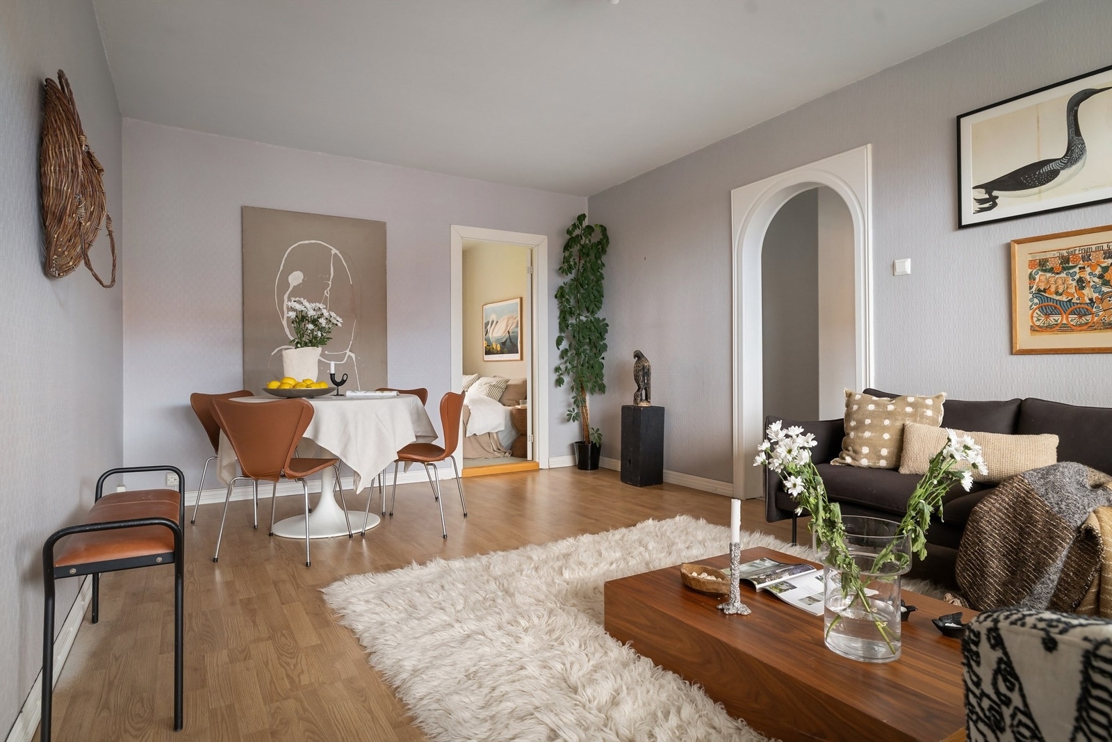 Lys og romslig stue med en behagelig og luftig romfølelse Galleribilde