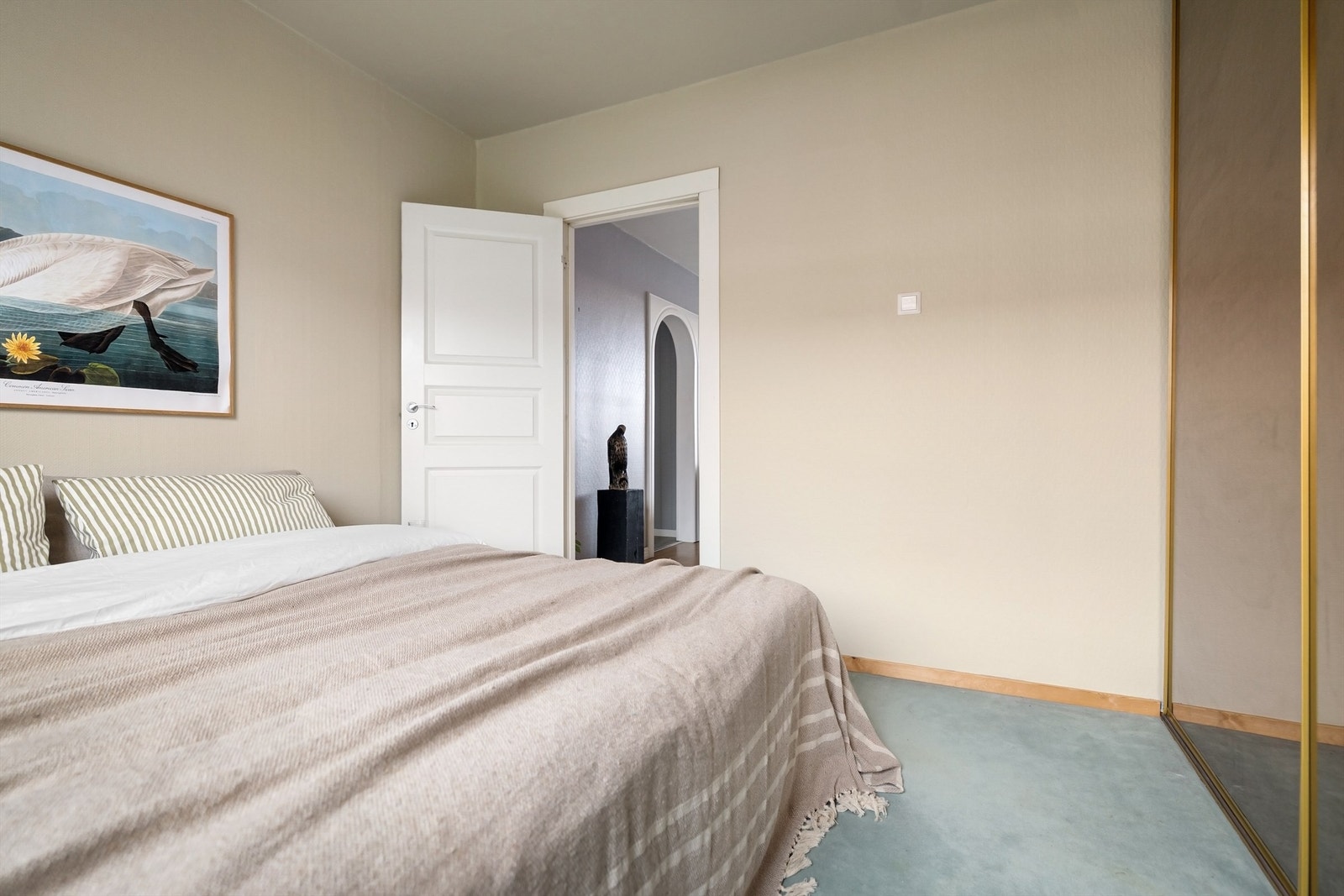 Romslig skyvedørsgarderobe med speildører er montert Galleribilde