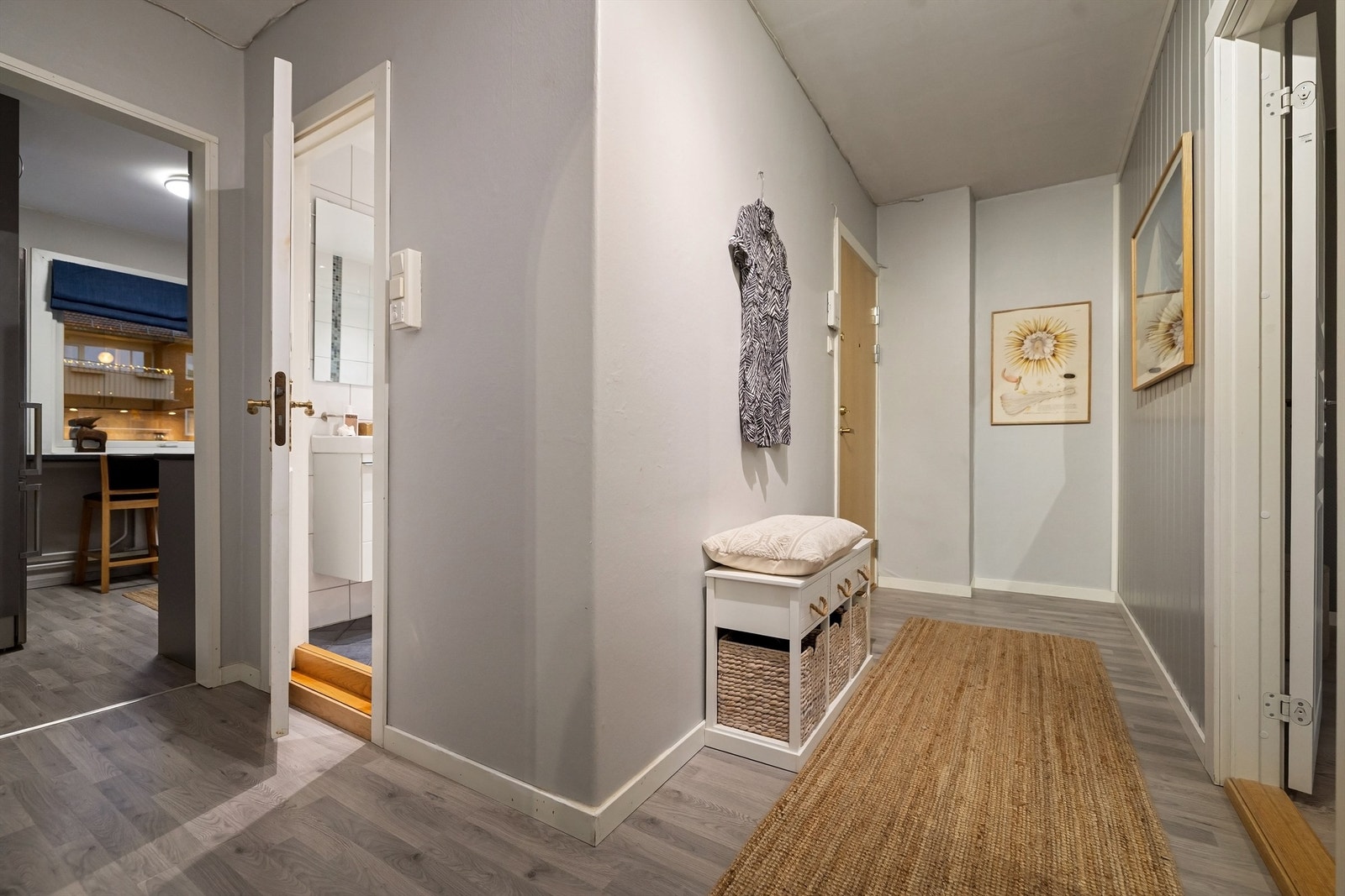 Det første som møter deg er en lys og innbydende entré, som gir et godt førsteinntrykk av leiligheten Galleribilde